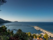 Vista aérea de un puerto deportivo, Arkos, Skiathos, Esporadas, Grecia - foto de stock