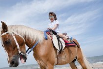 Junge reitet auf einem Pferd am Strand, Thailand — Stockfoto