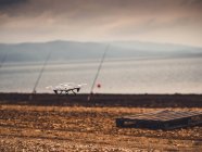 Primer plano de un dron por Iskar Dam, Bulgaria - foto de stock