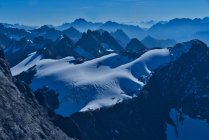Sommets montagneux au crépuscule, Suisse — Photo de stock