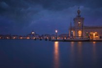 Senderos venecianos 179 (Punta della dogana), Venecia, Veneto, Italia - foto de stock