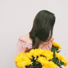 Портрет женщины с кучей жёлтых цветков хризантемы — стоковое фото