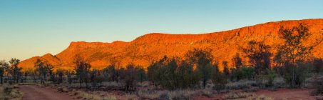 Coucher de soleil sur la chaîne Heavitree près d'Alice Springs, Australie centrale, Territoire du Nord, Australie — Photo de stock