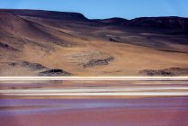 Lagoa e paisagem montanhosa, Altiplano, Bolívia — Fotografia de Stock