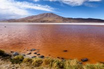 Lagoa e paisagem montanhosa, Altiplano, Bolívia — Fotografia de Stock