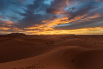 Dunas de arena en el desierto del Sahara al atardecer, Marruecos - foto de stock