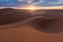 Dunes de sable dans le désert du Sahara au coucher du soleil, Maroc — Photo de stock