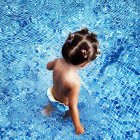 Vista aérea de una chica parada en una piscina - foto de stock