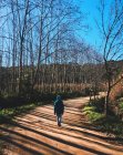Junge spaziert im Winter durch den Wald, Spanien — Stockfoto