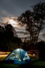 Tente dans les bois, Fort Custer State Recreational Area, Indiana, États-Unis — Photo de stock