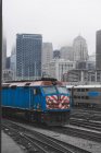 Züge und Stadtsilhouette, Chicago, Illinois, Vereinigte Staaten — Stockfoto