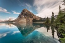 Riflessioni rocciose di montagna nel Bow Lake, Banff National Park, Alberta, Canada — Foto stock