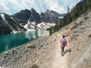 Woman hiking from Lake Louise to Lake Agnes, Banff National Park, Alberta, Canada — Stock Photo