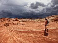 Frau wandert im Valley of Fire State Park, Nevada, Vereinigte Staaten — Stockfoto