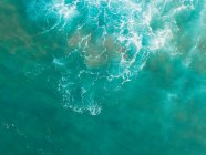 Wasseroberfläche mit grünen und weißen Wellen — Stockfoto