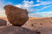 Wüste Felsen und Wüste im Hintergrund unter blauem bewölkten Himmel, saudi-arabien — Stockfoto