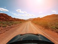 Carro dirigindo através do deserto, Valley of Fire State Park, Nevada, Estados Unidos — Fotografia de Stock