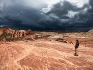 Woman hiking, Valley of Fire State Park, Nevada, Estados Unidos da América — Fotografia de Stock