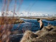 Хлопець, що стоїть біля річки Мамонт Лейкс (Каліфорнія, США). — стокове фото