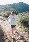 Teenage boy running along a desert trail, Palm Springs, California, United States — Foto stock