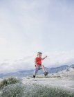 Хлопчик, що біжить пустелею, Палм - Спрінгс (Каліфорнія, США). — стокове фото