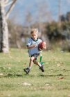 Boy playing flag football, Califórnia, Estados Unidos — Fotografia de Stock