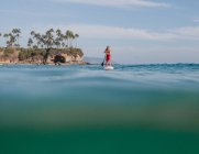 Adolescente de pé em uma prancha de surf, Laguna Beach, Califórnia, Estados Unidos — Fotografia de Stock