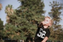 Junge spielt Flaggenfußball und wirft einen Ball, Kalifornien, Vereinigte Staaten — Stockfoto