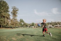 Boy playing flag football, catching a ball, California, Estados Unidos — Fotografia de Stock