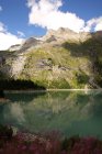 Reflexiones de montaña en el lago Tseuzier, Valais, Suiza - foto de stock