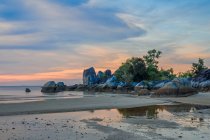 Playa Tanjung Pandan al atardecer, Belitung, Indonesia - foto de stock