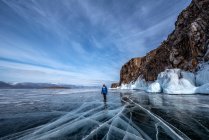 Uomo in piedi sul lago ghiacciato Baikal in inverno, Siberia, Russia — Foto stock
