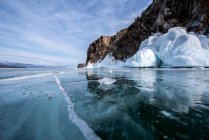 Lago Baikal congelado en invierno, Siberia, Rusia - foto de stock