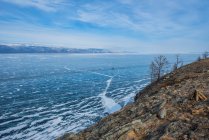 Грузовик проезжает через замерзшее озеро Байкал, Сибирь, Россия — стоковое фото