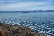 Грузовик проезжает через замерзшее озеро Байкал, Сибирь, Россия — стоковое фото