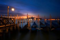 Gondoles amarrées le long des chemins vénitiens 160 (San Giorgio), Venise, Vénétie, Italie — Photo de stock