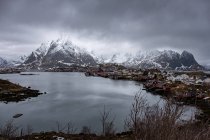Stimmungsvoller Himmel über Reine, Moskenesoya, Lofoten, Nordland, Norwegen — Stockfoto