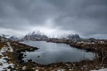 Moody sky over mountain landscape, Reine, Moskenes, Lofoten, Nordland, Noruega - foto de stock