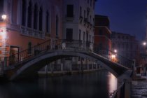Senderos venecianos 127 (Ponte de le Maravegie), Venecia, Véneto, Italia - foto de stock