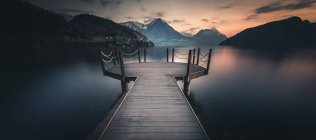 Longa exposição tiro de deck de observação por um lago alpino, Vitznau, Lucerna, Suíça — Fotografia de Stock