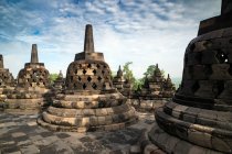 Ступас в храме Боробудур, Магеланг, Восточная Ява, Индонезия — стоковое фото