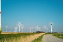 Turbinas eólicas em um parque eólico, Frísia Oriental, Baixa Saxônia, Alemanha — Fotografia de Stock