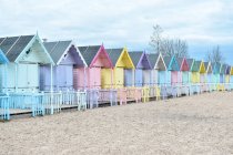 Multi-colored beach huts on beach, Mersea Island, Essex, Reino Unido — Fotografia de Stock