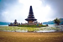 Tempio di Pura Ulun Danu Beratan su un lago, Bali, Indonesia — Foto stock