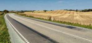 Straße durch ländliche Landschaft, Nordborg, Jütland, Dänemark — Stockfoto