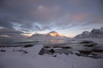 Plage de Skagen dans la neige, Flakstad, Lofoten, Nordland, Norvège — Photo de stock