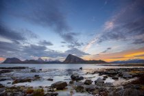 Sonnenuntergang über den Bergen, Lofoten, Nordland, Norwegen — Stockfoto