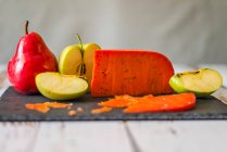 Käse mit Äpfeln und Birnen — Stockfoto