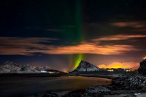 Luces boreales sobre Mt. Offersoykammen, Lofoten, Nordland, Noruega - foto de stock