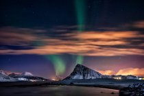 Aurores boréales sur Mt. Offersoykammen, Lofoten, Nordland, Norvège — Photo de stock